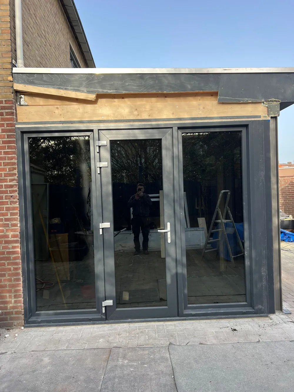 Aluminium vouwdeuren met grote glaspartijen