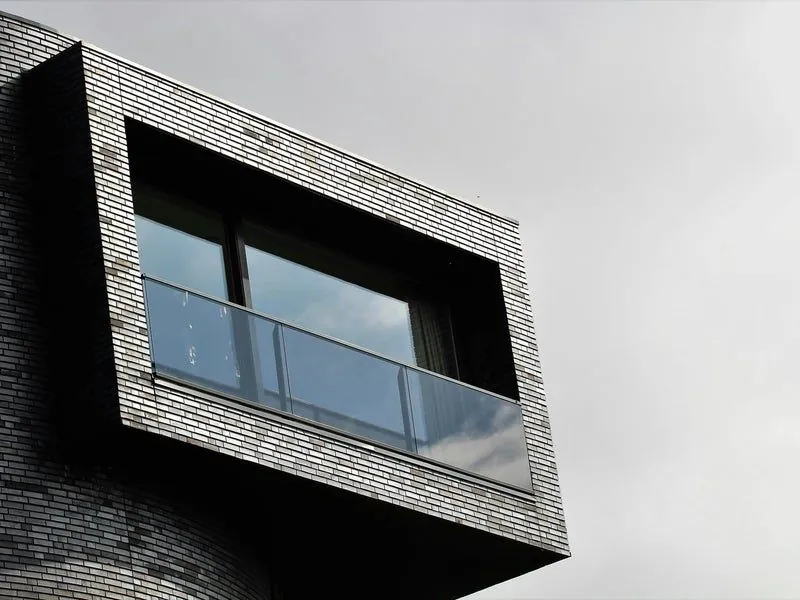 Modern gebouw met aluminium kozijnen