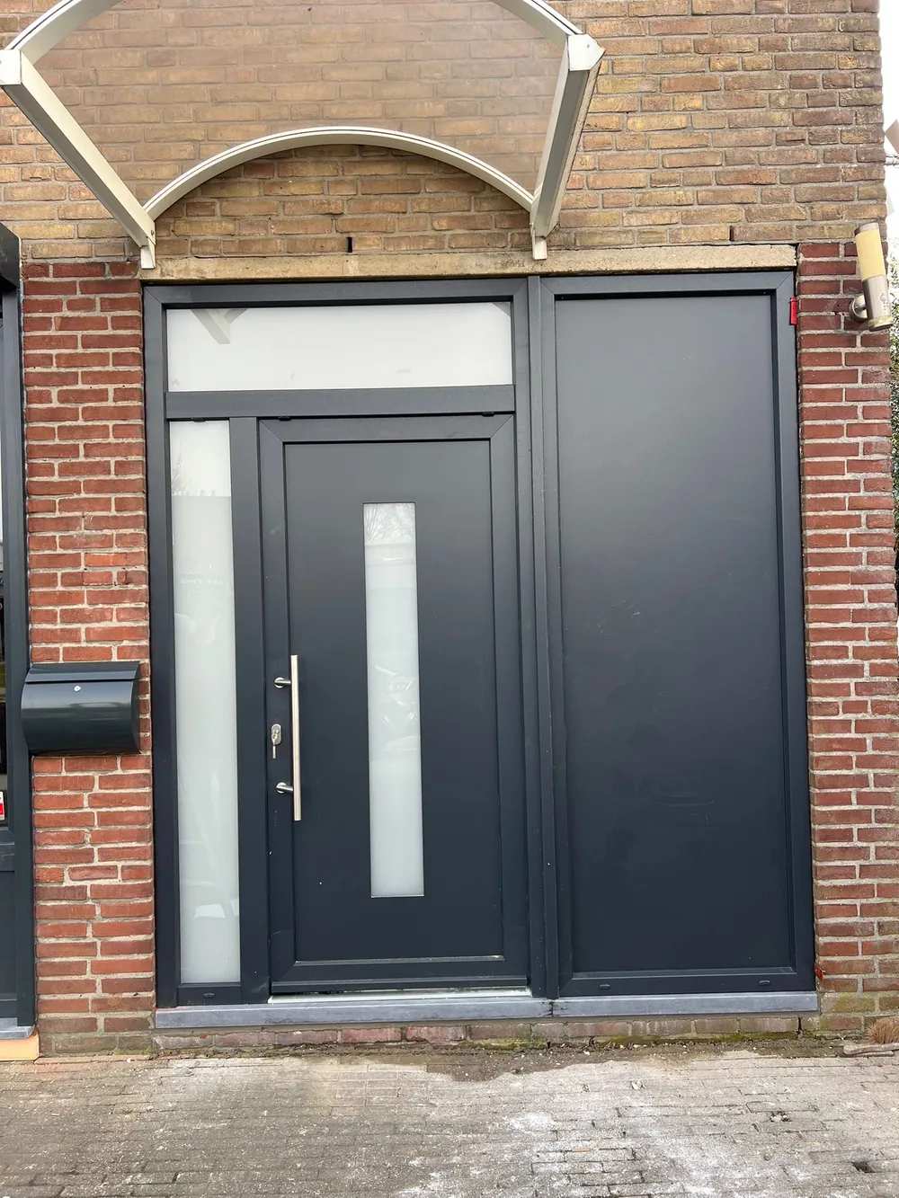 Antraciet voordeur met zijpanelen en bovenlicht