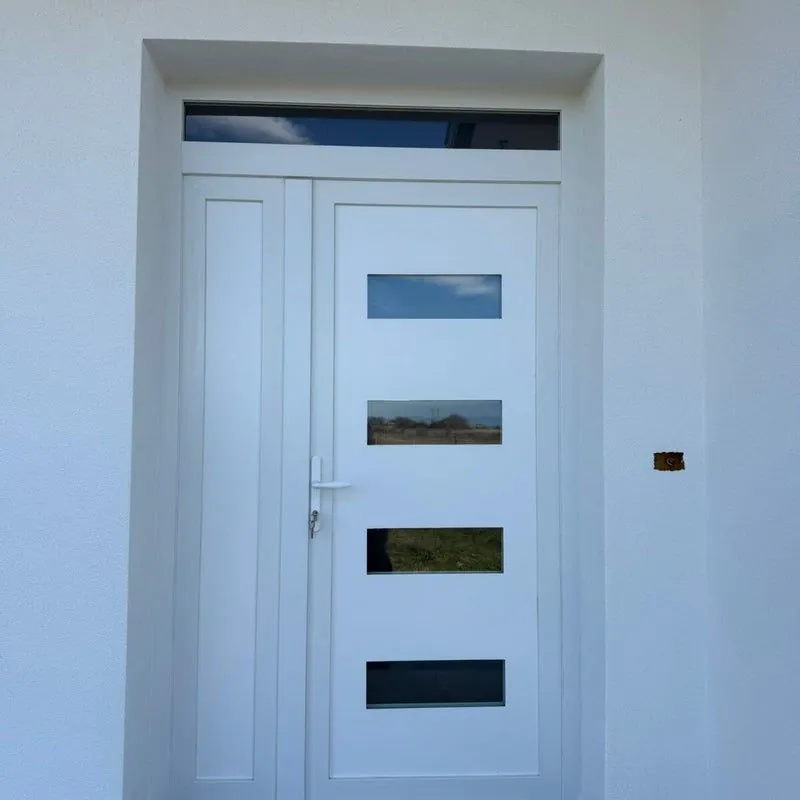 Witte PVC voordeur met glaspanelen