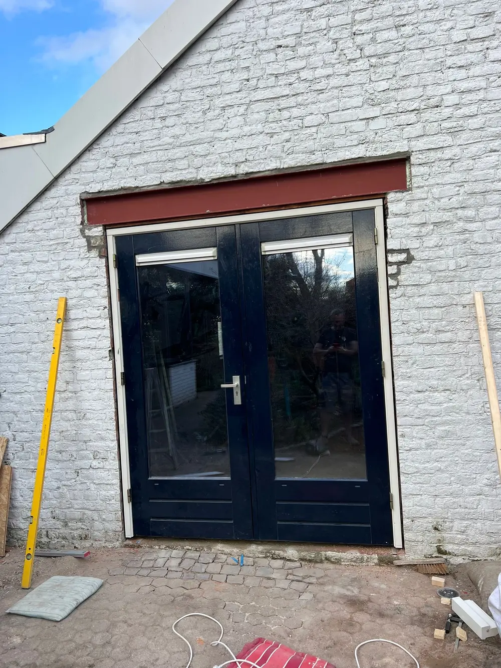 Donkerblauwe dubbele tuindeuren installatie