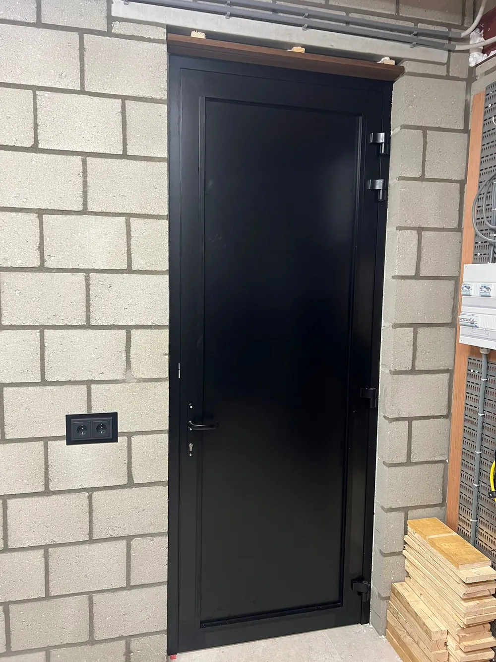 Aluminium deur in betonnen wand