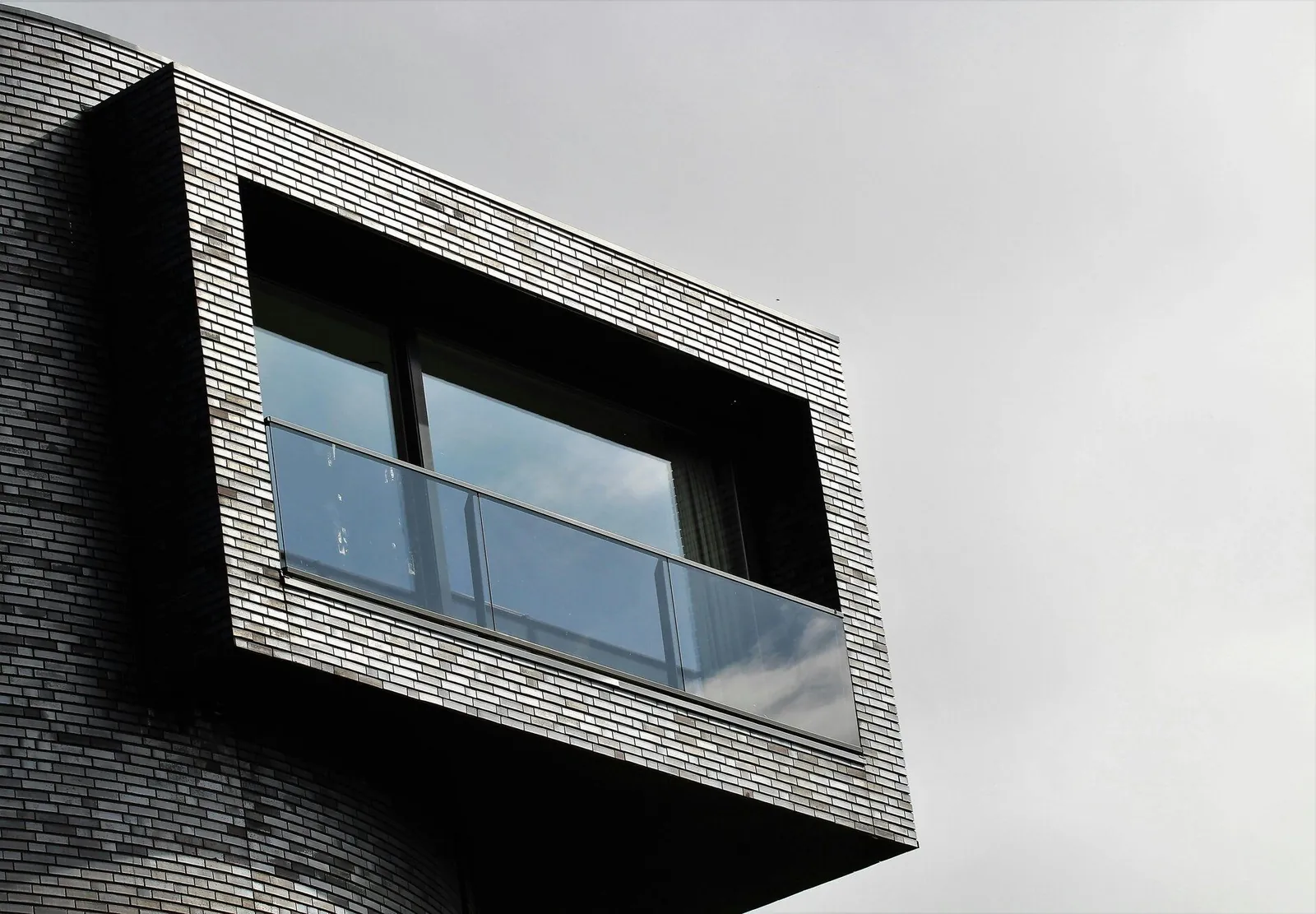 Modern gebouw met aluminium kozijnen