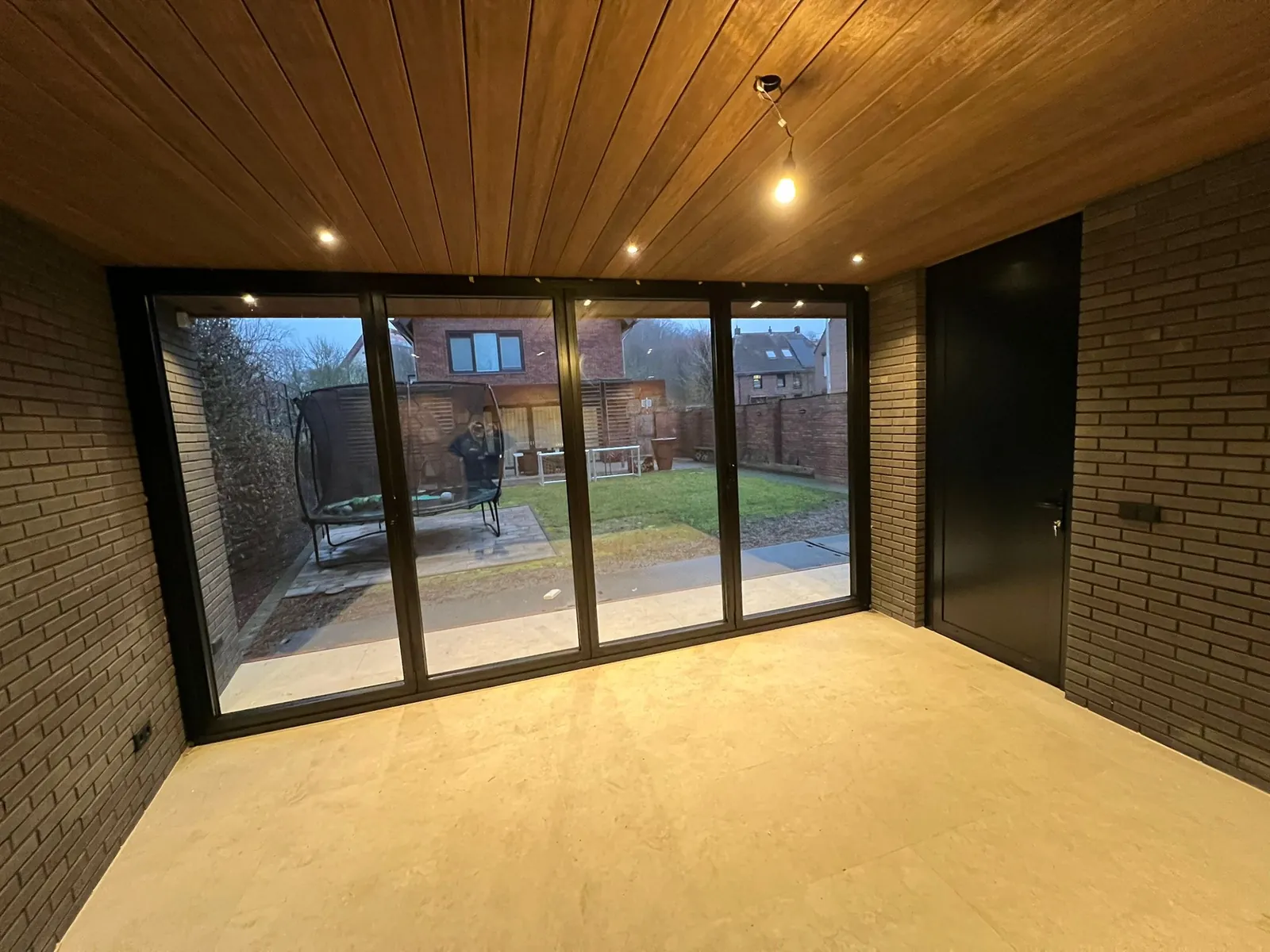 Aluminium schuifpui met uitzicht op tuin