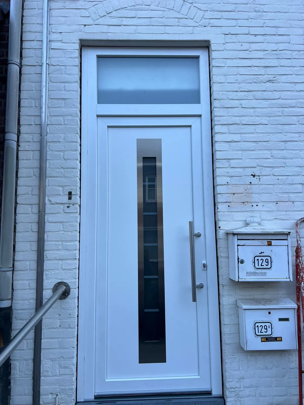 Witte voordeur met glaspaneel