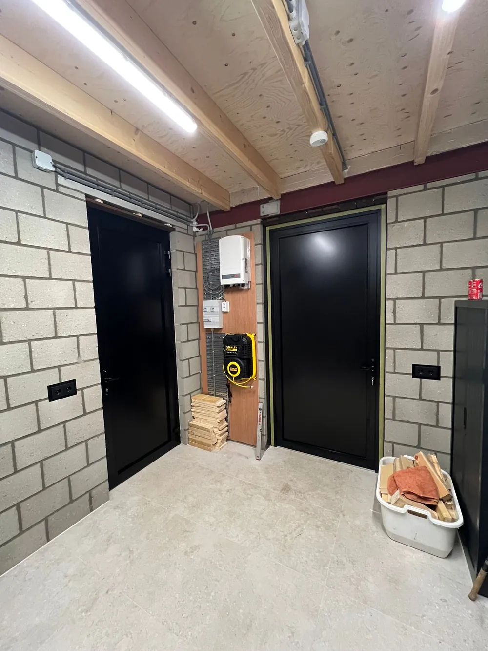 Twee zwarte aluminium deuren in garage