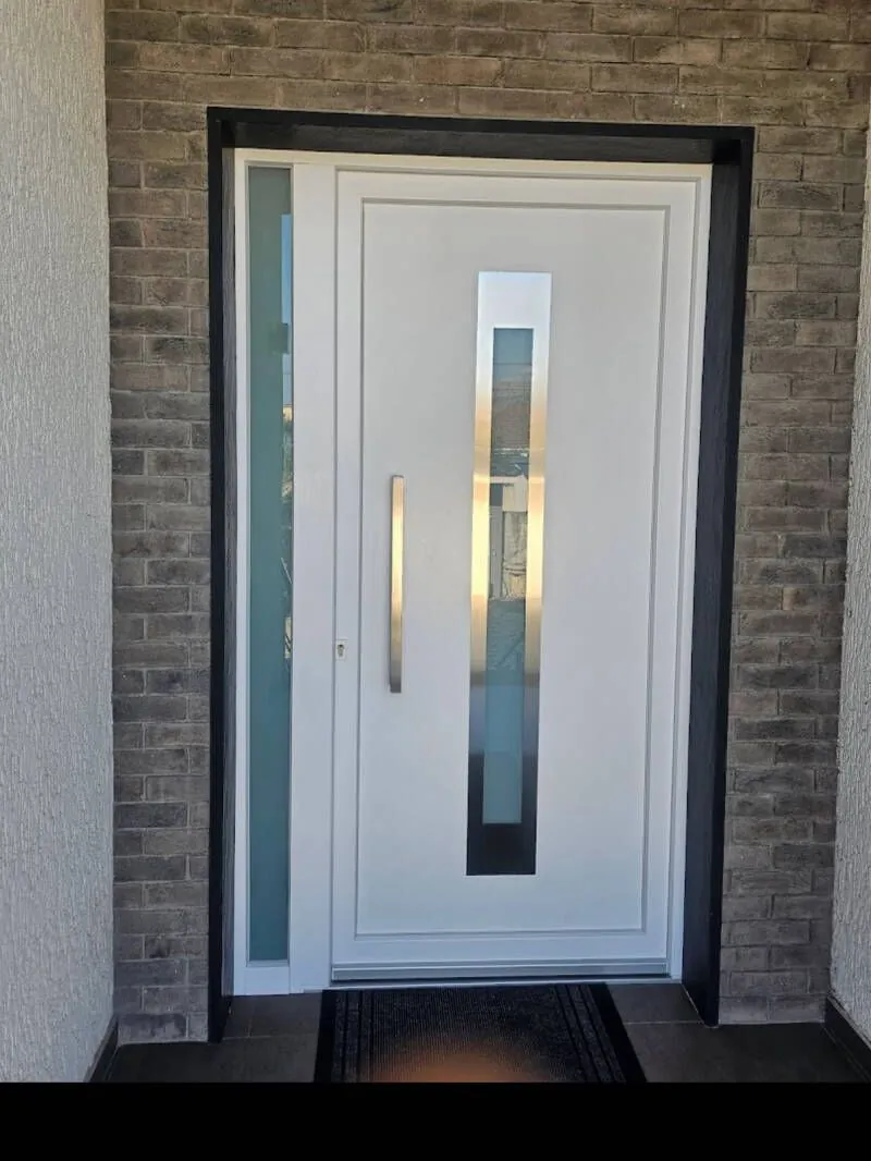 Moderne witte voordeur met glas