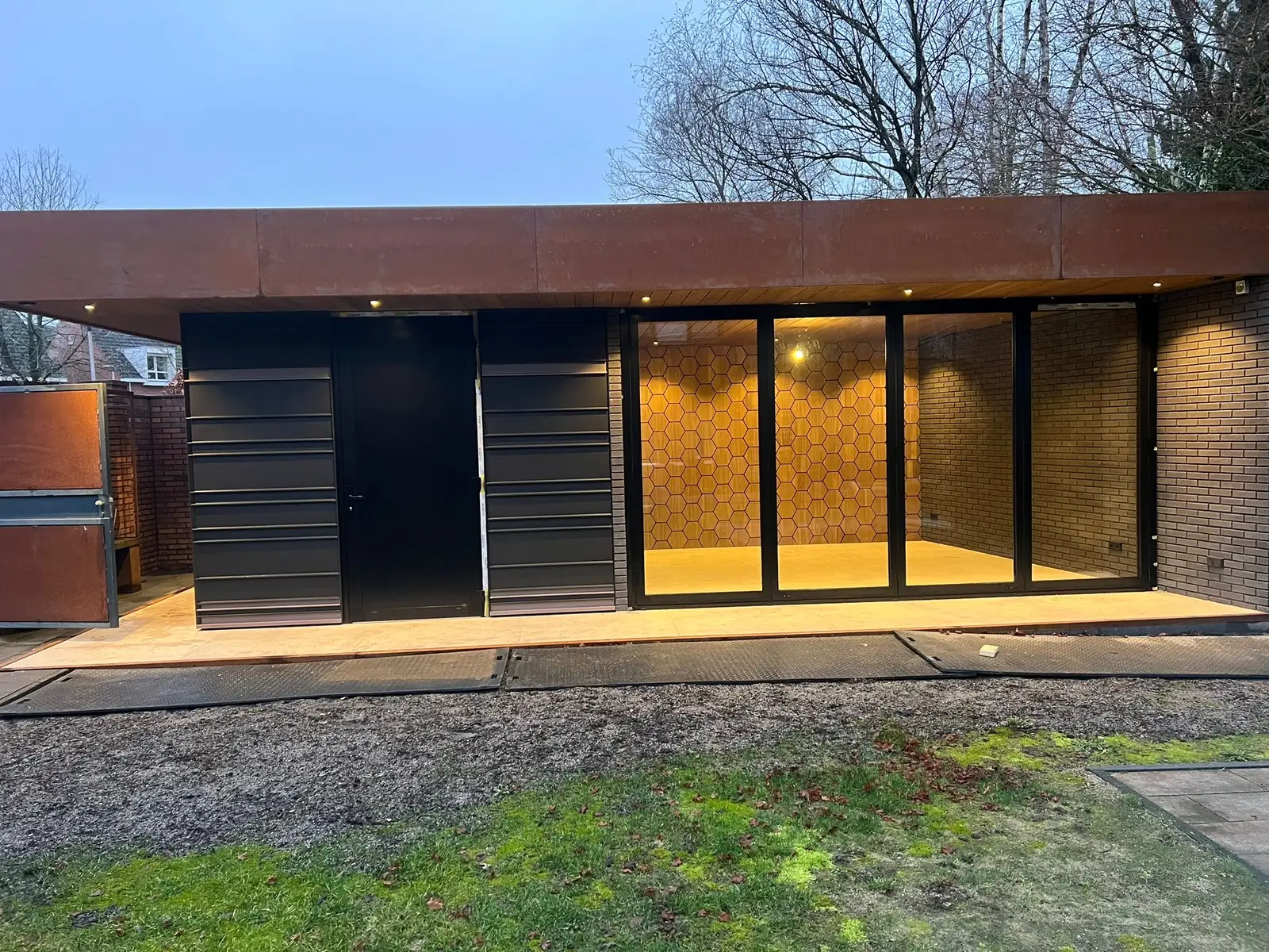 Aluminium schuifdeuren met zwarte profielen en overkapping